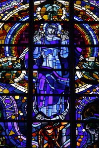 Jomfru Maria farget glass i Notre-Dame-de-la-Trinite kirke av Louis Barillet & Jean Le Chevallier, Blois, Frankrike av Unbekannt