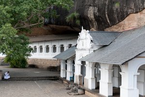 Hvit bygning under en fjellvegg; hule tempel; Golden Temple; Dambulla; Sri Lanka; Asia av Unbekannt