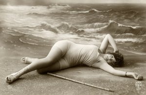 Frau im Badeanzug, ca. Anfang 1900 (Postkarte)