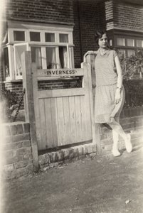 Kvinne utenfor Inverness B&B, Broadstairs, Kent, ca 1920-tallet av Unbekannt