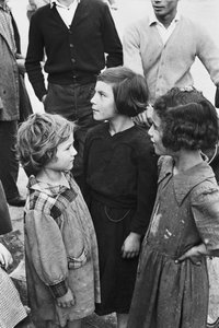 Unge jenter som venter på å bli ansatt, Qualiano, Napoli, Campania, Italia av Unbekannt