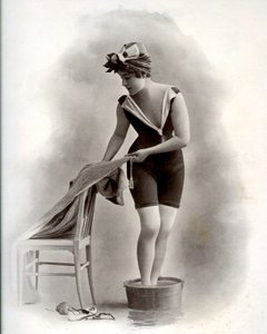 Ung kvinne i badedrakt (fra Belle Epoque) som tar et fotbad, rundt 1900 (s/hvitt-bilde) av Unbekannter Künstler