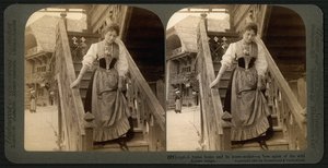 Stereoskopisk kort som viser en ung sveitsisk kvinne i tradisjonell drakt, ca. 1900 (sepia-bilde) (se også 473238) av Underwood and Underwood