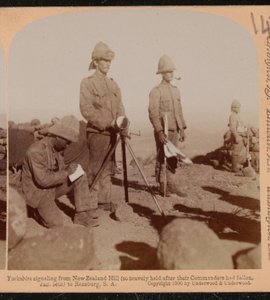 Yorkshire Regiment heliografteam som signaliserer fra New Zealand Hill, Boer War av Underwood and Underwood