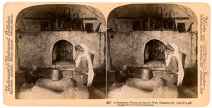 En samaritansk kvinne ved Jacobs Well, Palestina, 1900. av Underwood and Underwood