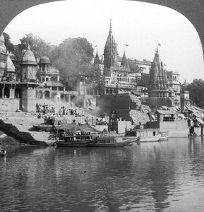 En brennende ghat på Ganges ved Benares Varanasi, India, 1900-tallet. av Underwood and Underwood