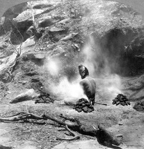 En eremitt som gjør bot ved Gem Lake, Mount Abu, India, 1903. av Underwood and Underwood