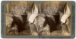 En grav med inngangssteinen rullet bort, Jerusalem, 1901 av Underwood and Underwood