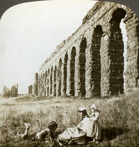 Akvedukten til Claudius og Campagna, Roma, Italia. av Underwood and Underwood