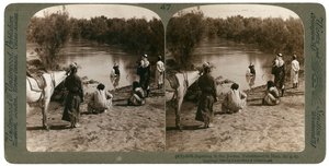 Dåp i elven Jordan, Palestina, 1903. av Underwood and Underwood