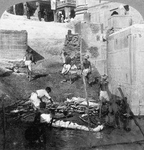 Bading og brenning av hindudøde, Benares Varanasi, India 1903. av Underwood and Underwood