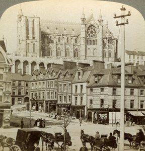 Cathedral and Main Street, Queenstown, Irland, ca. sent på 1800-tallet. av Underwood and Underwood
