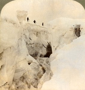 Nedstigning fra Mt. Blanc - enorme sprekker nær toppen, Alpene, 1901. av Underwood and Underwood