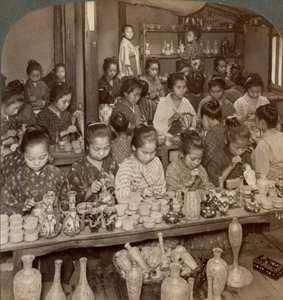 Fabrikkjenter som dekorerer billig keramikk for utenlandske markeder, Kyoto, Japan, 1904 av Underwood and Underwood