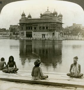 Fakirer ved Amritsar, ser sørover over den hellige tanken til Golden Temple, India, ca 1900-tallet av Underwood and Underwood