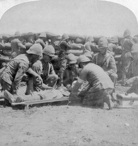 Førstehjelp til en såret fusilier, Honey Nest Kloof Battle, Boer War, Sør-Afrika, februar 1900. av Underwood and Underwood