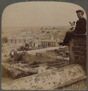 Fra San Francisco-katedralen, på den største aztekiske pyramiden, med utsikt over Cholula, Mexico, 1901. av Underwood and Underwood