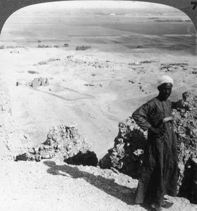 Fra de høye klippene ved Der-el-Bahri over sletten til Luxor, Theben, Egypt, 1905. av Underwood and Underwood