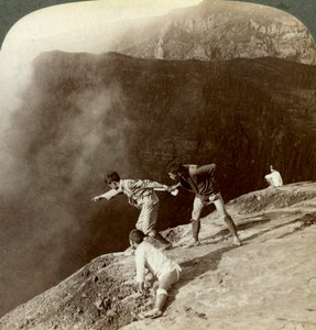 Gir gjennom svovelholdige damper inn i kraterdypet, Aso-San, Japan, 1904 av Underwood and Underwood