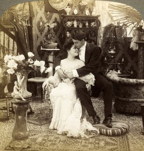 George beundrer Ethels vakre hudfarge. av Underwood and Underwood