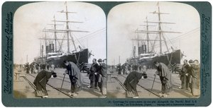 Hilsen til nykommere på brygga ved siden av Pacific Mail SS China, Yokohama, Japan, 1904. av Underwood and Underwood
