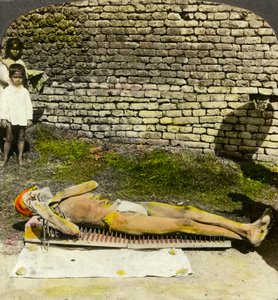 Hinduisk hengiven på en seng av negler nær helligdommen i Kali, Calcutta, India, tidlig på 1900-tallet av Underwood and Underwood