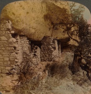 Homes of a Vanished Race - Cliff Dwellings i Walnut Canyon, Arizona, 1903. Artister: Elmer Underwood, Bert Elias Underwood. av Underwood and Underwood