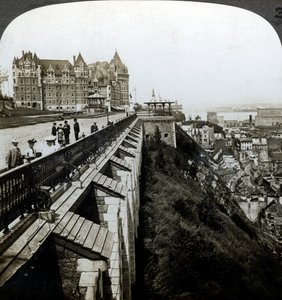 Hotel Chateau Frontenac og Dufferin Terrace, Quebec, Canada. av Underwood and Underwood