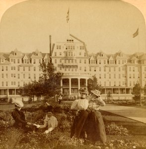 På den vakre eiendommen til Frontenac Hotel, Round Island, Thousand Islands, 1900. av Underwood and Underwood