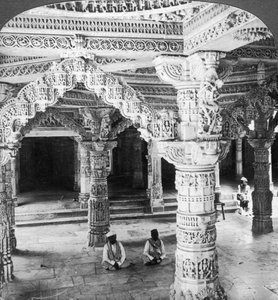 Interiør av tempelet til Vimala Sah, Mount Abu, India, 1903. av Underwood and Underwood