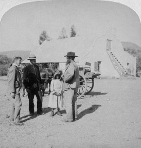 Intervjuer en boerbonde hjemme hos ham nær Brandfort, Sør-Afrika, boerkrigen, 1901. av Underwood and Underwood