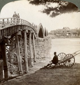 Kintai-broen over Nishiki-elven ved Iwakuni, ser nordover, Japan, 1904. av Underwood and Underwood