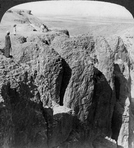 Ser nedover Nilen fra de vestlige klippene i Theben, Egypt, 1905. av Underwood and Underwood