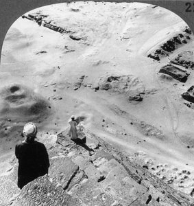 Ser ned det sørvestlige hjørnet av den store pyramiden, Egypt, 1905. av Underwood and Underwood