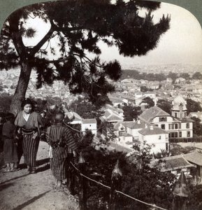 Ser sørøstover fra de furukrønnede høydene i Suwa-yama over Kobe, Japan, 1904 av Underwood and Underwood