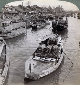 Ser vestover fra Nihon bashi-broen, mot sentrum av Tokyo, Japan, 1904 av Underwood and Underwood