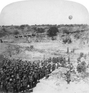 Lord Roberts infanteri krysser Zand-elven, Sør-Afrika, 1900 av Underwood and Underwood