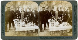 Lunsj med general Nogi ved det japanske hovedkvarteret, Port Arthur, Manchuria, 1904. av Underwood and Underwood