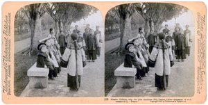 Misjonsbarn, med en liten amerikansk jente, Canton, Kina, 1900 av Underwood and Underwood