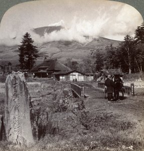 Mount Asama Asamayama, Japans største aktive vulkan, nordvest fra Katsukake, 1904. av Underwood and Underwood