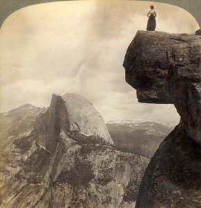 Med utsikt over Natures Grandest Scenery - fra Glacier Point N.E. Yosemite Valley, Cal., 1902. av Underwood and Underwood
