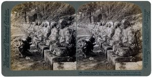 Bonde ber foran en rad med statuer av lysets Gud, Daiya-elven, Nikko, Japan, 1904. av Underwood and Underwood