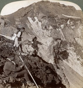 Kikket fra den lavabelagte kanten ned i Fujis Fujiyamas-krateret, Japan, 1904. av Underwood and Underwood