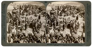Folk som kom opp til Jerusalem for å ofre, utenfor den østlige muren, 1900. av Underwood and Underwood