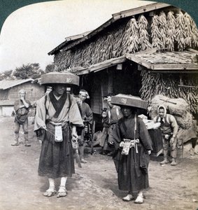 Pilegrimer som slår små gonger, nær Kawaguchi-sjøen, Japan, 1904 av Underwood and Underwood