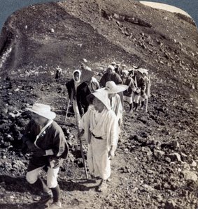 Pilegrimer på slutten av deres bestigning av Fuji Fujiyama-fjellet, Japan, 1904. av Underwood and Underwood