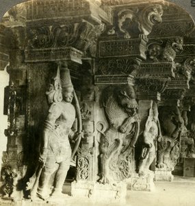 Søyler i et hinduistisk tempel, Madurai, India, ca 1900-tallet. av Underwood and Underwood