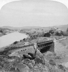 Pom-pom-broen og Boer-hovedkvarterets telegrafstasjon, Tugela-elven, Natal, Sør-Afrika, 1901. av Underwood and Underwood