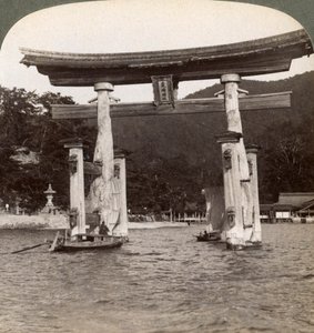 Hellig torii-port stiger opp fra havet, Itsukushima-helligdommen, Miyajima-øya, Japan, 1904 av Underwood and Underwood
