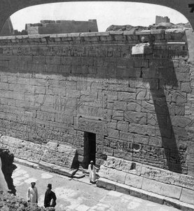 Scener av kamp og jakten skåret på en vegg ved Medinet Habu, Theben, Egypt, 1905. av Underwood and Underwood